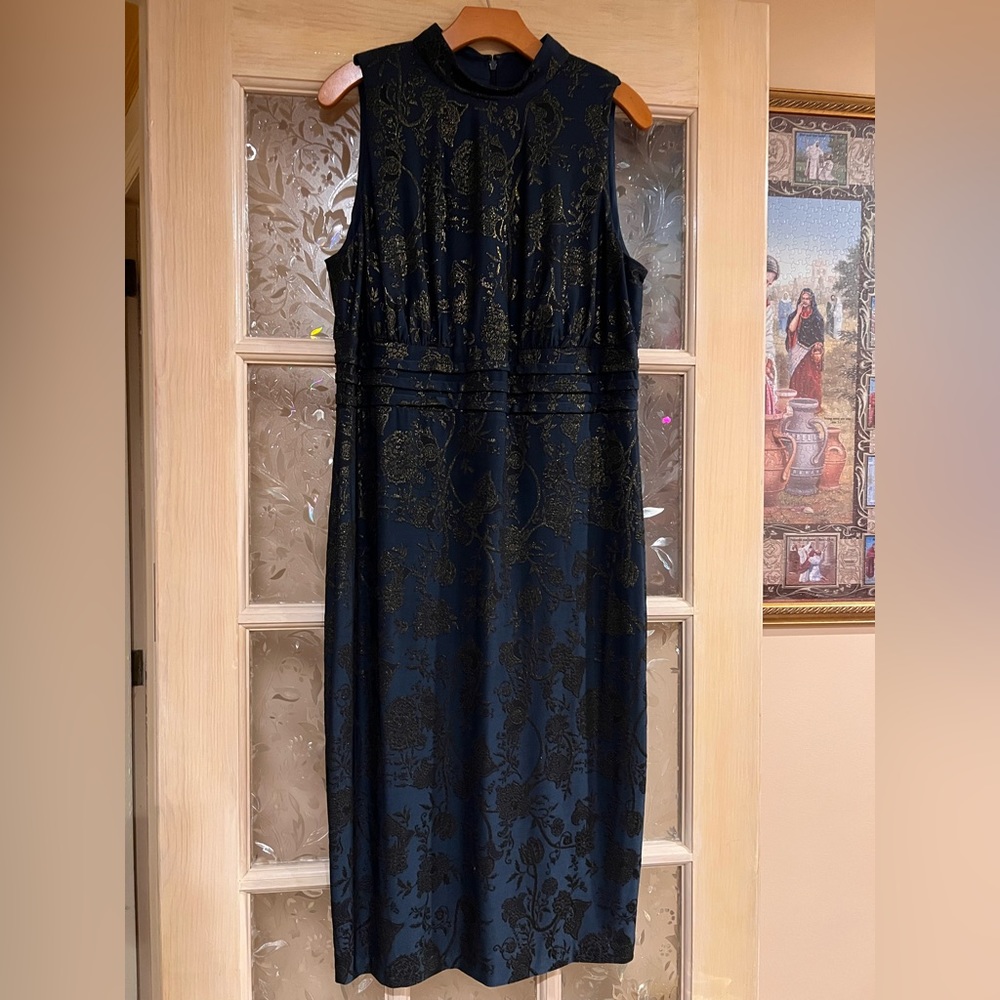 A classy conservate dress 👗 great for evening cocktail event…